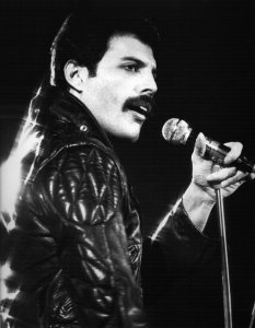 freddie-mercury-on-stage-in-1980